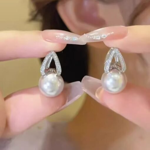 Pendientes de perlas de circonitas simples de diseño